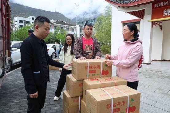 暖心又实在！汶川免费发2628万只“护果袋” 果农笑称是“增收宝”