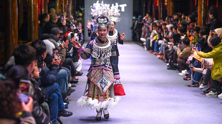 贵州凯里：“村T”舞台秀民族服饰之美