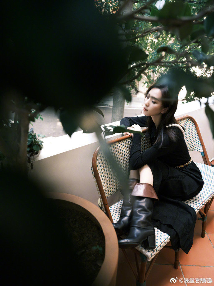 刘诗诗穿黑色长裙优雅十足 托腮沉思气质清冷