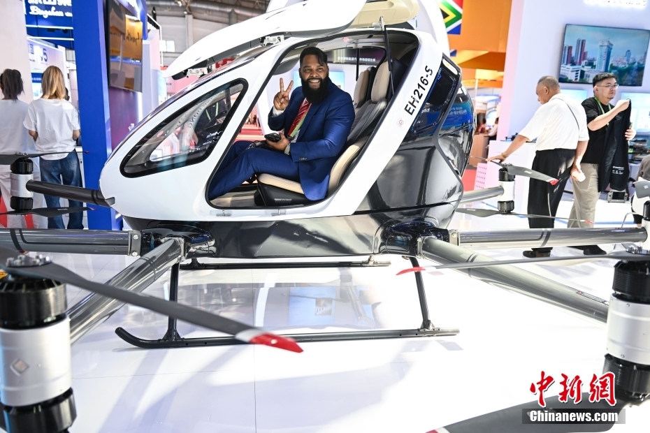 中新网记者 李骏 摄 图为外国观众体验无人驾驶电动垂直起降(“eVTOL”)航空器。