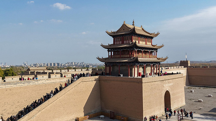 甘肃嘉峪关：大漠雄关迎宾客