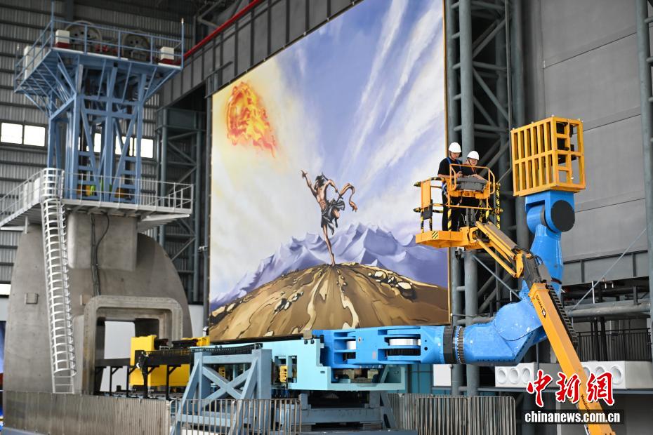 中新社记者 韩苏原 摄 9月15日，由中国科学院合肥物质科学研究院等离子体物理研究所牵头研制的大科学装置聚变堆主机关键系统综合研究设施“夸父”遥操作系统测试平台在安徽省合肥市通过专家组测试与验收，标志着世界首个聚变堆遥操作系统测试平台正式研制成功。图为科研人员对聚变堆遥操作系统的测量相机进行标定。