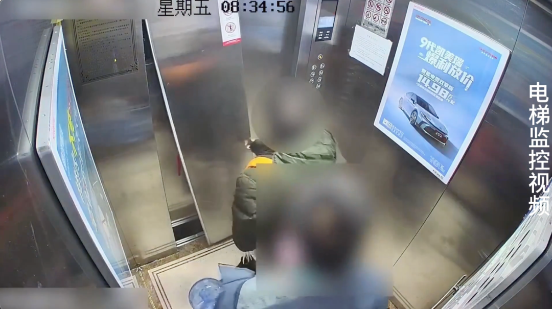 男子着急上班怪电梯，扇了电梯3巴掌……赔3.8万，拘役！插图