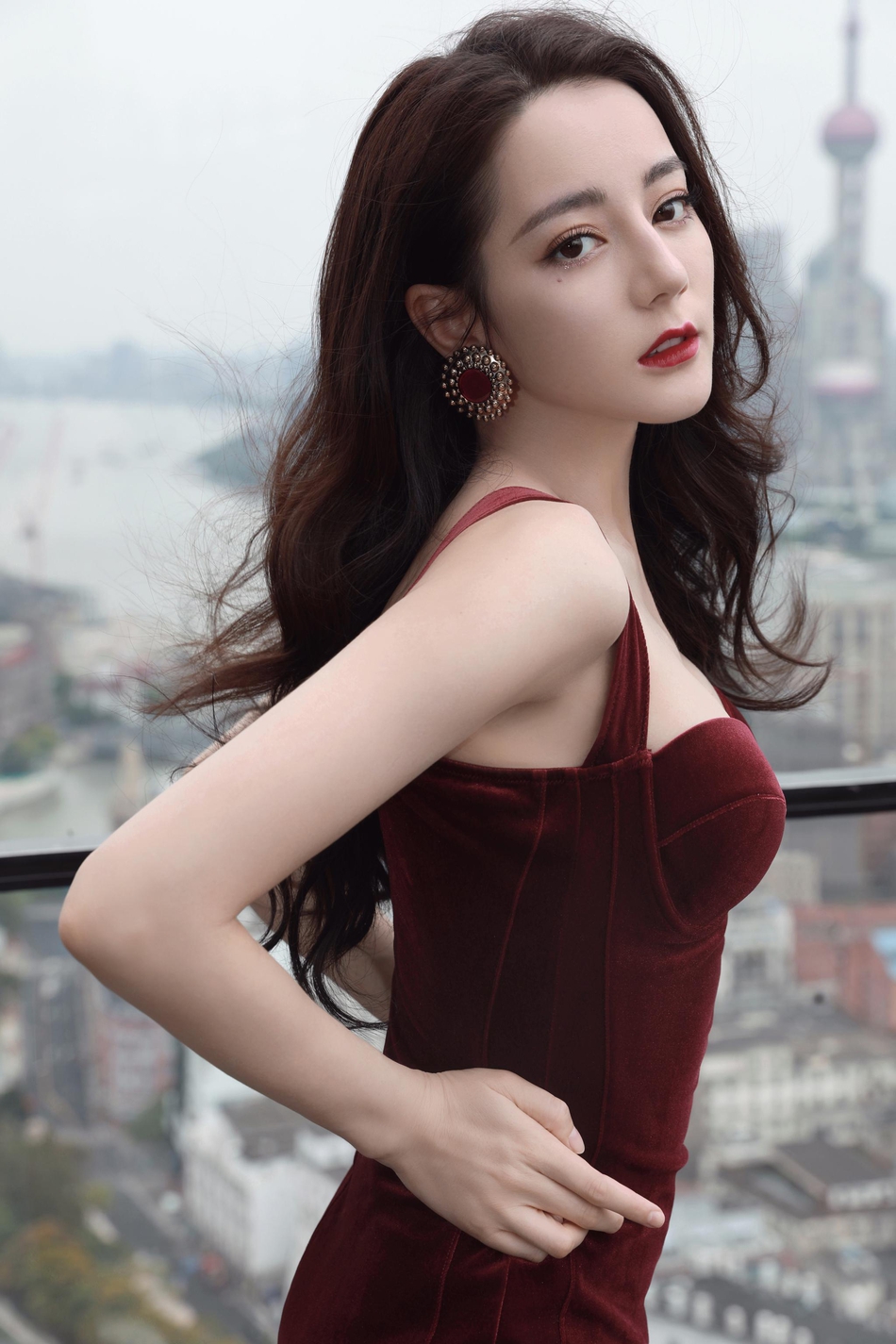 比例和曲线太完美迪丽热巴穿酒红色丝绒礼服女人味十足