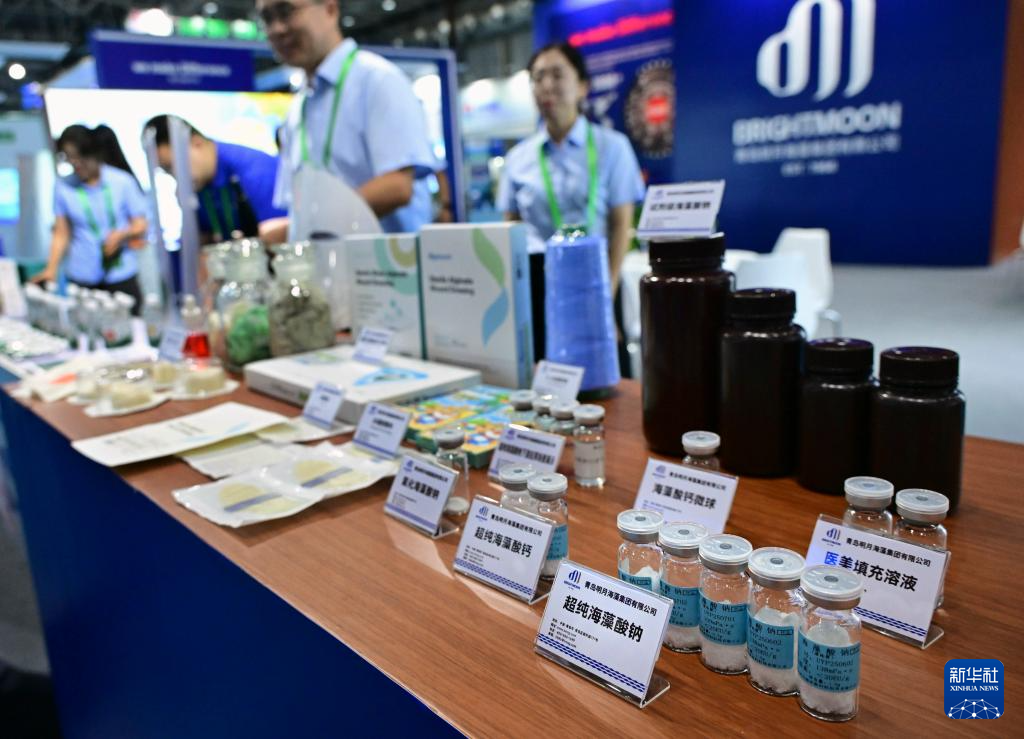 9月8日，参观者在2025东亚海洋博览会海洋生物医药展区参观。 近日，以“从蔚蓝到未来——蓝色·海洋·科技”为主题的2025东亚海洋博览会在山东省青岛市举行。本次博览会汇集了450余家企业或机构参展，集中展示近年来海洋工程、科技装备、海洋生物医药等领域的科技成果。 新华社记者 李紫恒 摄pagebreak