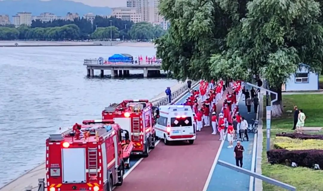 老年徒步团阻碍消防车、救护车通行？双方僵持近2分钟，救护车靠边让路……多方回应插图