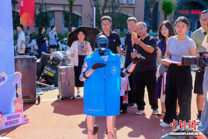 在山东大学青岛校区，人形机器人吸引学生和家长驻足拍照。山东大学供图
