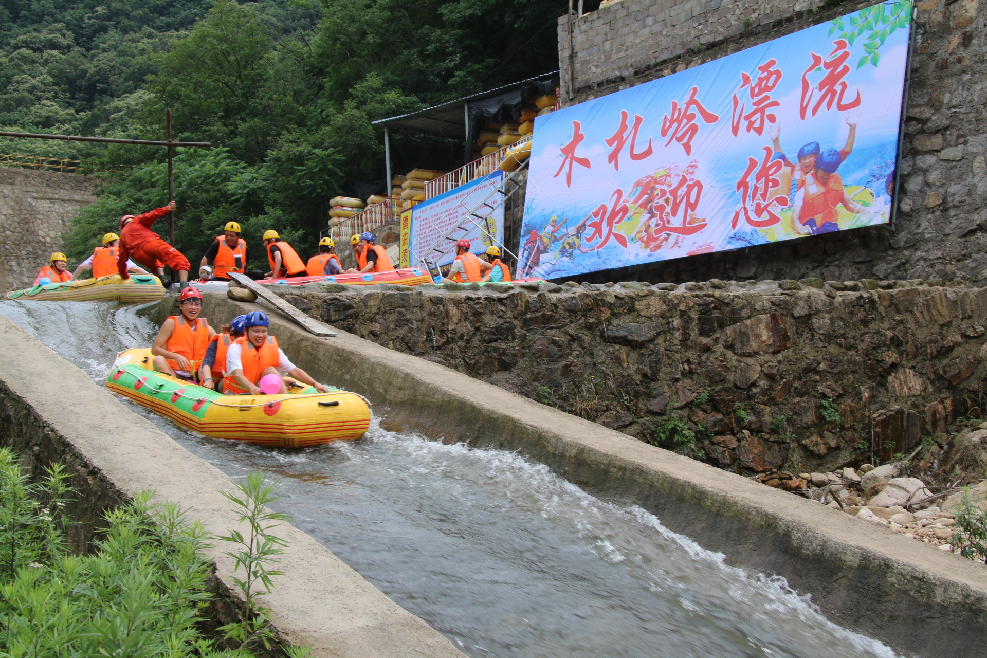 洛阳木札岭漂流季开启 游人乐享清凉夏日