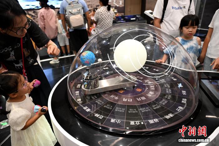 图为日地月系统模拟器吸引小朋友。中新社记者 吕明 摄