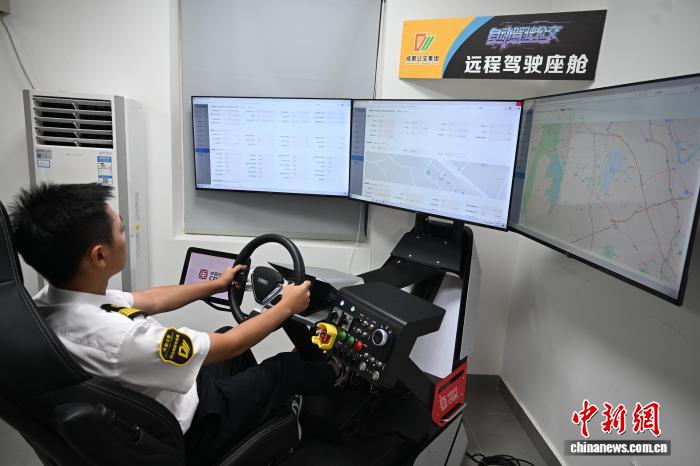 图为服务自动驾驶公交线路的远程驾驶座舱。中新社记者 张浪 摄