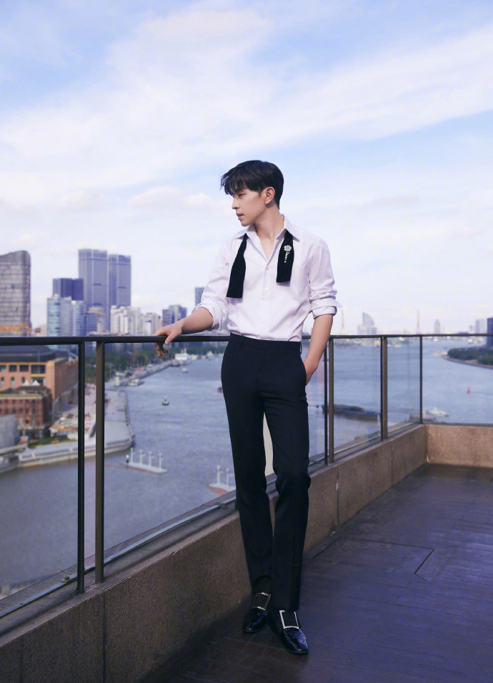 邓伦白衬衫搭西装裤 优雅又绅士