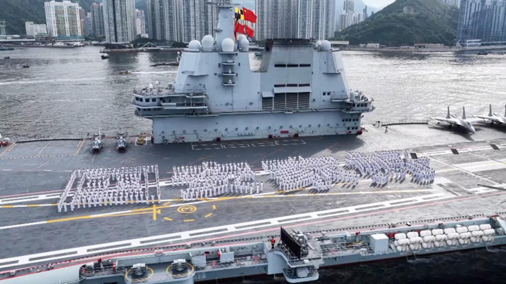 历史时刻访问！山东舰让香港振奋，市民参观直言很自豪