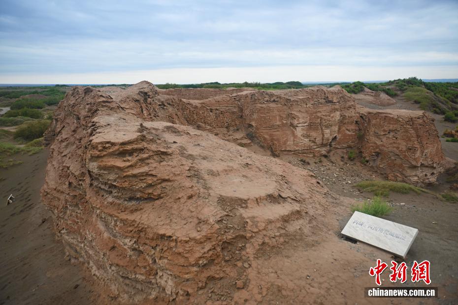 中新社记者 李亚龙 摄 8月7日，甘肃省酒泉市瓜州县锁阳城遗址内等待保护修缮的墙体。近期，锁阳城遗址迎保护修缮，目前项目施工单位敦煌研究院文保中心已完成西北瓮城、北墙一段等3个单位工程量，此次工程主要针对遗址的裂隙发育、根部掏蚀坍塌、冲沟发育、表面风蚀风化、植物破坏等方面的病害进行保护修缮。近年来，为提升对锁阳城文物的保护，锁阳城遗址保护所引入遥感测绘技术对锁阳城遗址进行航拍扫描和三维重建，敦煌研究院研发烧料礓石等材料，对锁阳城遗址本体的裂隙、冲沟、掏蚀等病害进行修缮，有效提升了遗址的抗风蚀、抗坍塌能力，延长了遗址的保存寿命。锁阳城遗址在2014年被列为世界文化遗产，是中国西部规模最大，保存最为完好的隋唐西夏时期州郡一级古城址中的典型代表。