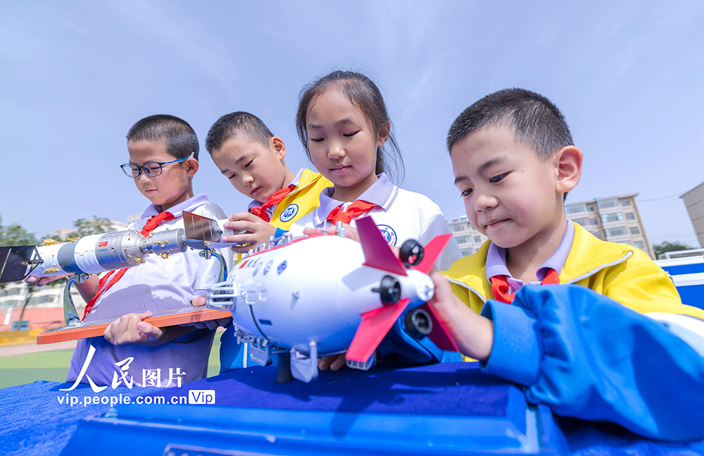 9月2日，以“科技改变生活，创新赢得未来”为主题的2025年张掖市“全国首个科普月”暨“科学集市”活动，在甘肃省张掖育才中学开展，来自全市12所中小学、幼儿园的1000多名师生参加，学生们通过参与形式多样的科学互动体验，感受科技魅力。杨潇摄（人民图片网）