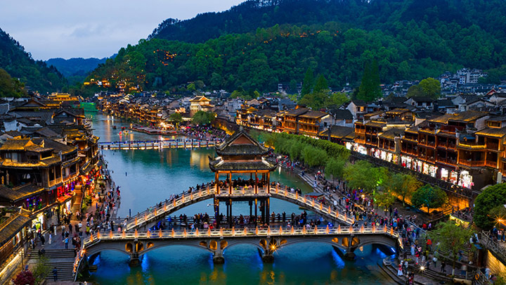 湖南凤凰：灯光璀璨夜色美