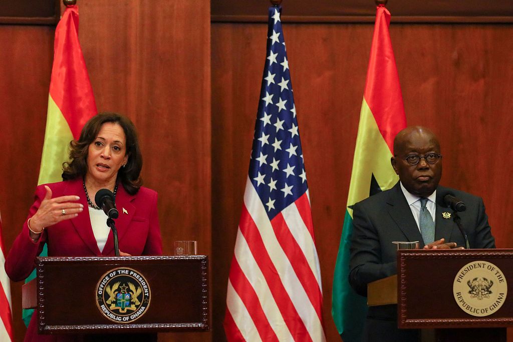 当地时间2023年3月27日，加纳阿克拉，美国副总统哈里斯（左）在举行双边会议后与加纳总统纳纳·阿库福-阿多（右）出席新闻发布会。（视觉中国）