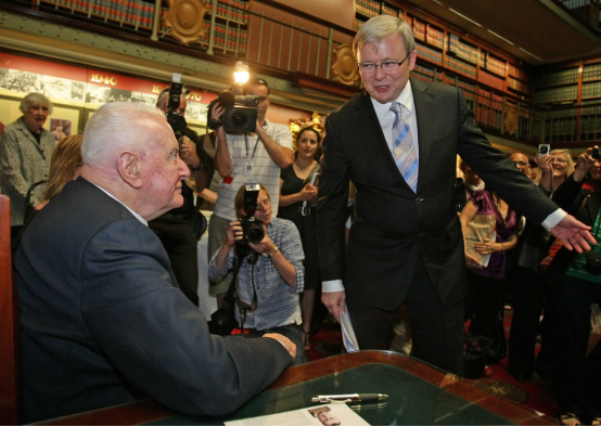 四位中国读者比较熟悉的澳大利亚总理“两两同框”。上图为:2008年11月6日,时任总理陆克文(右)祝贺(任内与中国建交的)前总理惠特拉姆(左)出版传记。