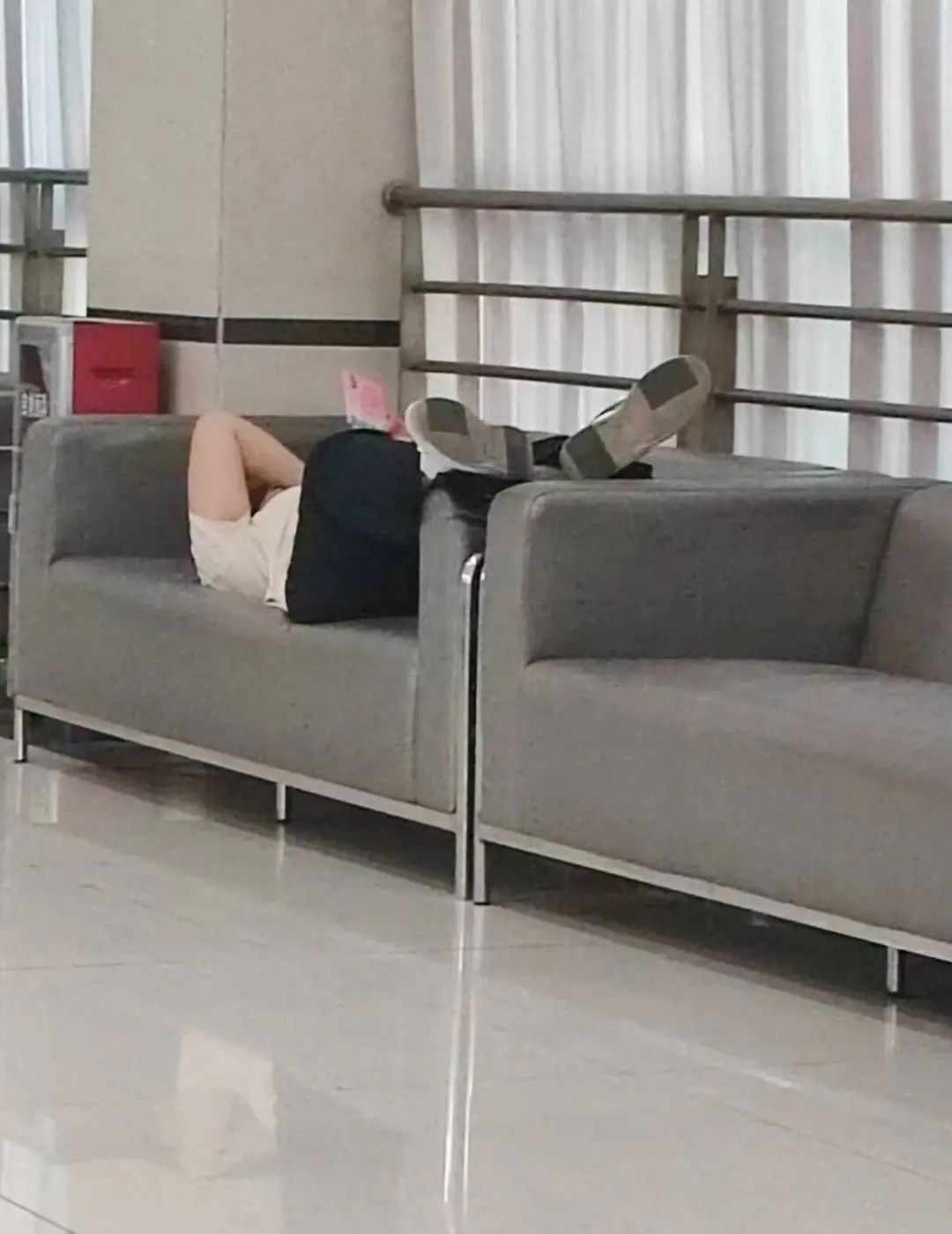 多名男子光脚躺在图书馆沙发，网友吐槽“感到非常不适”！华南农业大学回应插图1
