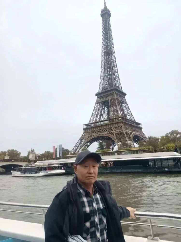 大爷拍的素颜巴黎”火上热搜!本人回应
