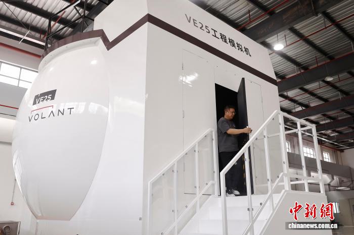 9月4日，工程师从模拟机里走出。近日，上海沃兰特航空技术有限责任公司电动垂直起降航空器（eVTOL）VE25工程模拟机正式开启试飞员训练。这台专业级工程模拟机是国内首台专业级eVTOL工程模拟机，将为eVTOL的工程试验、适航验证、飞行训练等全产业链发展积累宝贵。中新社记者 殷立勤 摄