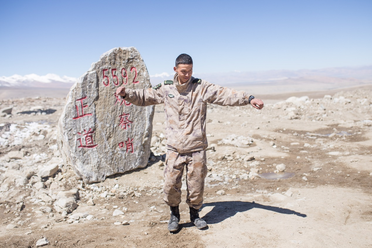 岗巴营20岁的维吾尔族小伙肉孜麦提·吐尔逊在“5592”高地跳起民族舞。单劼摄