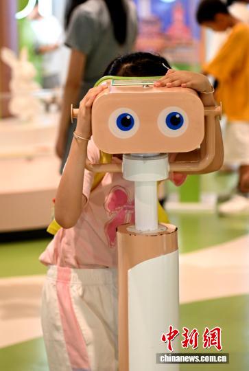 图为小朋友体验科普游戏。中新社记者 吕明 摄