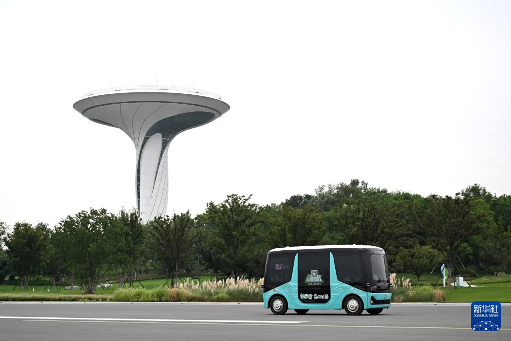 9月21日，一款自动驾驶观光巴士行驶在合肥市骆岗公园内。 新华社记者 黄博涵 摄pagebreak