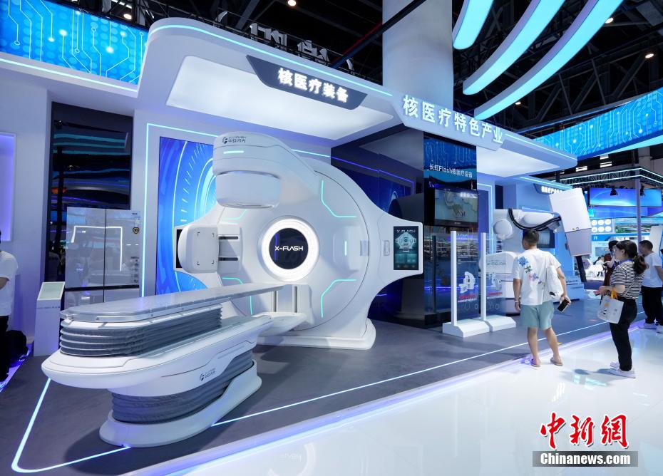 中新社记者 安源 摄 5月25日，第二十届中国西部国际博览会（以下简称“西博会”）在成都开幕。本届西博会以“深化改革增动能扩大开放促发展”为主题，主展馆设在西博城，设置“1+3”展览展示，即西博会成果展和开放合作、产业新动能、美好生活三大主题展区，展览面积20万平方米，吸引国内27个省（区、市）和境外62个国家（地区）共3000余家企业参展。图为在科技创新馆里展出的核医疗设备。