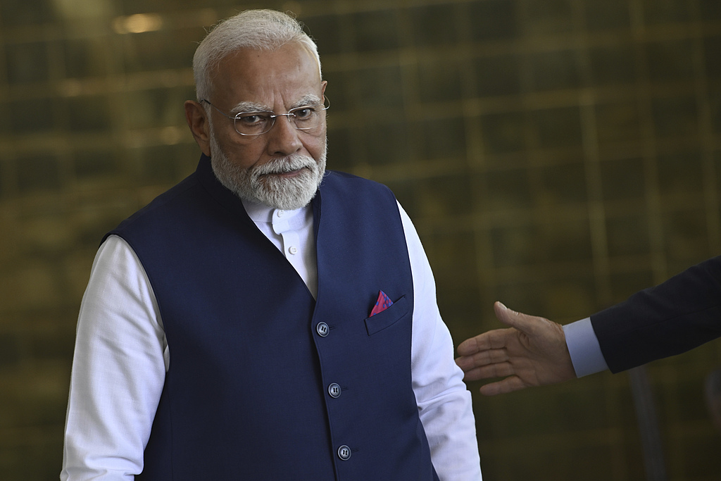 “印巴局势升级导致五架战机坠毁，特朗普发声引发莫迪政府压力”