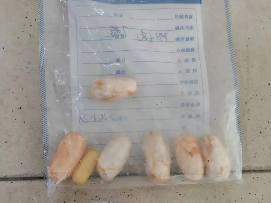 男子用身体藏毒被广州海关查获，排出7颗毒丸，重337.88克插图2