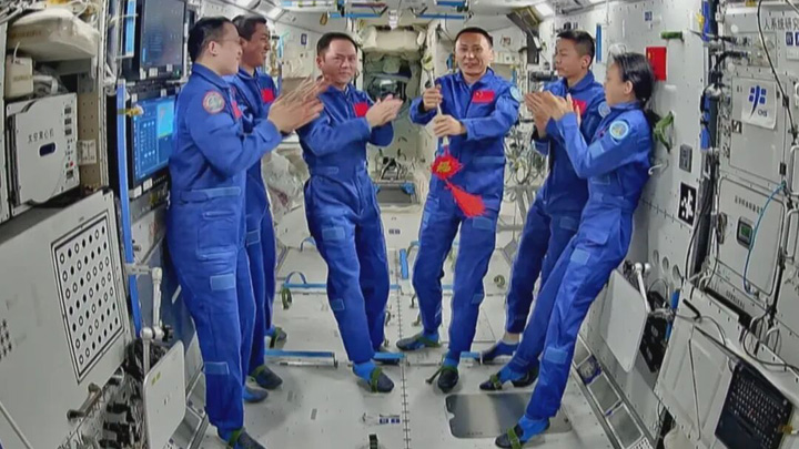 交钥匙！神舟二十一号和神舟二十三号航天员乘组完成在轨交接