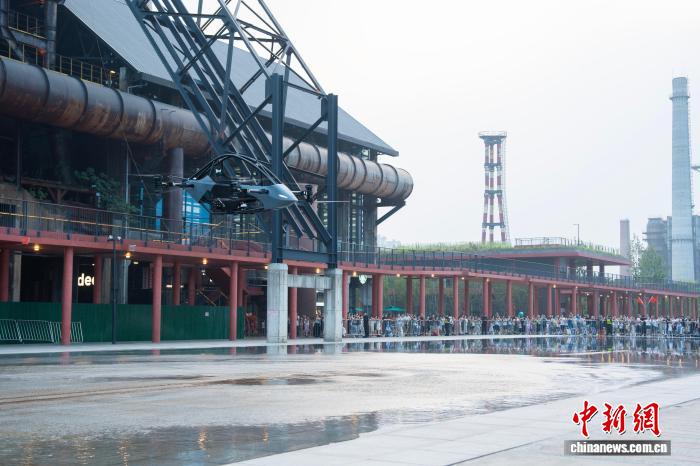 10月7日，向游人展示的载人飞行器。国庆假期，杭州大运河杭钢公园亮相多款飞行器，让游人近距离了解低空交通发展前景。中新社记者 吴君毅 摄