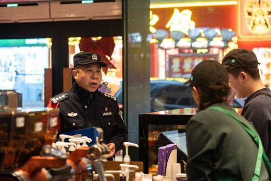 重庆渝中民警裴小伟：初心映民心 八载护邻安