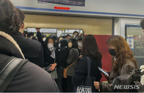 7日早高峰时段，首尔地铁1号线相关车站站台及车厢内情况。 图自韩媒