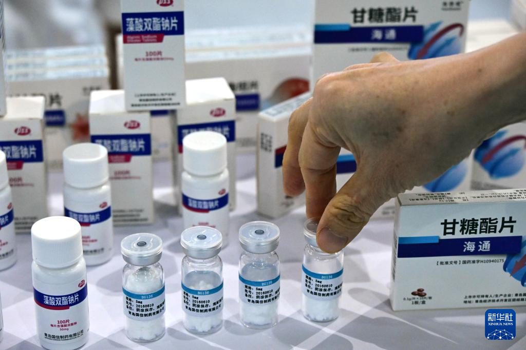 9月8日，工作人员在2025东亚海洋博览会海洋生物医药展区介绍展品。 近日，以“从蔚蓝到未来——蓝色·海洋·科技”为主题的2025东亚海洋博览会在山东省青岛市举行。本次博览会汇集了450余家企业或机构参展，集中展示近年来海洋工程、科技装备、海洋生物医药等领域的科技成果。 新华社记者 李紫恒 摄