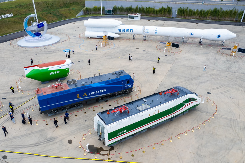 这是9月24日在株洲国际会展中心拍摄的第四届北斗规模应用国际峰会户外展示区（无人机照片）。 9月24日，第四届北斗规模应用国际峰会在湖南株洲开幕，本届峰会以“同世界·共北斗——智联时空”为主题，除开幕式外，还设置1场高端主旨演讲、5场主题论坛、6场学术交流、1个场景示范展等活动，展示北斗规模应用与经济社会的深度融合。新华社记者 陈思汗 摄