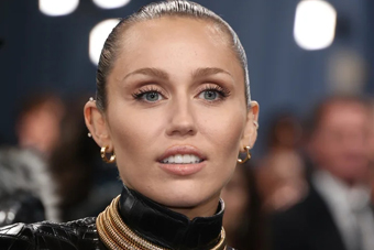 麦莉自曝患怪病：“一看到纸就想吐”