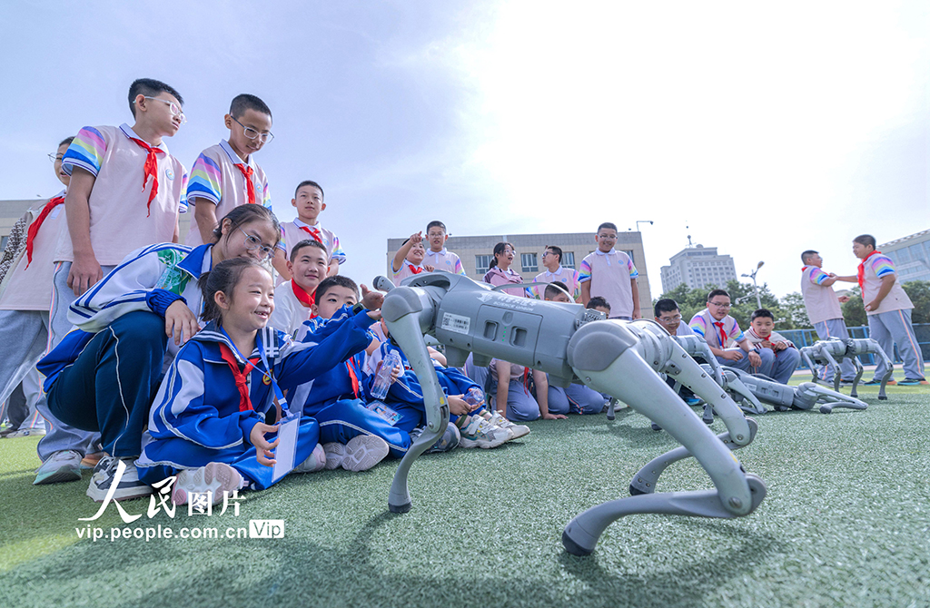 9月2日，以“科技改变生活，创新赢得未来”为主题的2025年张掖市“全国首个科普月”暨“科学集市”活动，在甘肃省张掖育才中学开展，来自全市12所中小学、幼儿园的1000多名师生参加，学生们通过参与形式多样的科学互动体验，感受科技魅力。杨潇摄（人民图片网）