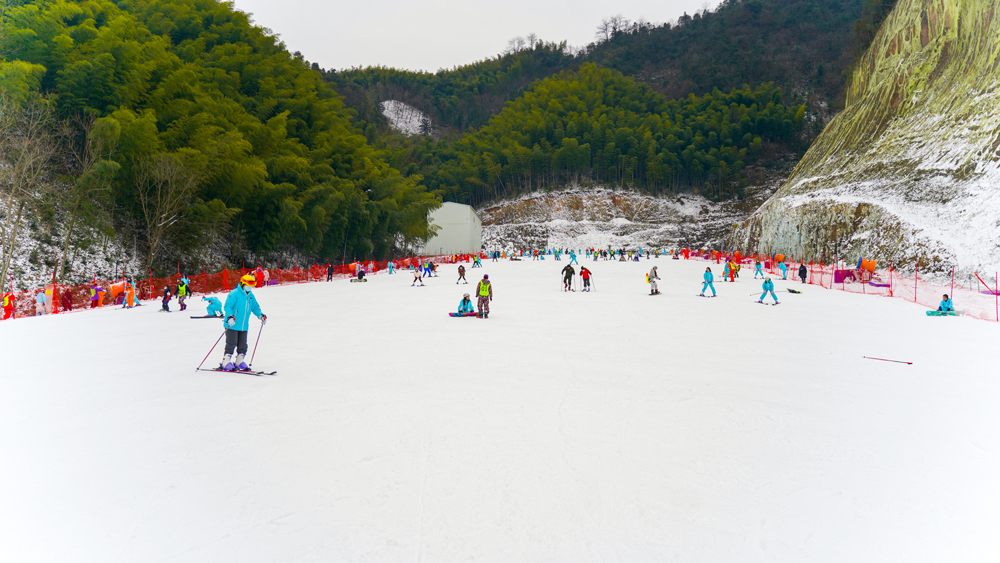 仙里国际滑雪场桐庐县委宣传部供图滑雪爱好者正在雪场练习