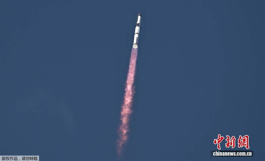 当地时间8月26日18时30分，美国太空探索技术公司(SpaceX)新一代重型运载火箭“星舰”从得克萨斯州发射升空，实施第十次试飞。此次任务重点目标包括让飞船部署模拟卫星、在太空中进行发动机重新点火测试等。据此前报道，“星舰”原计划24日从位于美国得克萨斯州南部的基地发射，但发射前宣布因地面系统故障取消。25日，“星舰”第十次试飞在倒计时40秒时，因天气原因再次取消了试飞尝试。