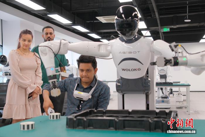 7月31日，来自孟加拉国的留学生吉山体验通用数据采集。中新网记者 曹丹 摄