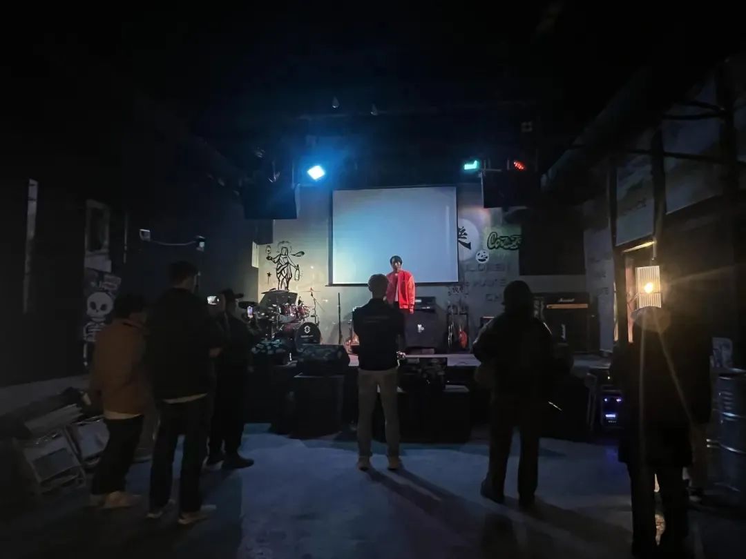 庞麦郎深圳开唱！有人拄拐来听演唱会：虽不太符合大众审美，但能感受到真诚插图2