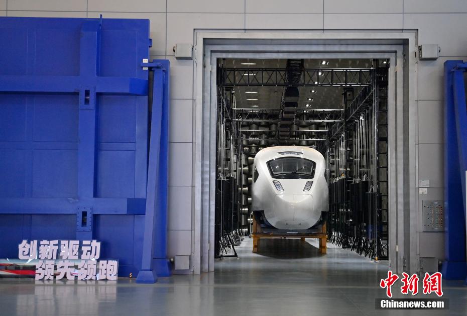 7月14日，2025年“活力中国调研行”采访团参观位于吉林省长春市的中车长客股份公司。该公司是中国地铁、动车组和磁浮列车的摇篮，目前已构建了具有国际领先水平的动车组、地铁、磁浮列车等9大产品平台30个主型产品，累计研发CR450动车组、时速600公里新一代常导、超导磁浮列车及中低速磁浮、氢能源市域列车等新产品140余种，形成全类型、全品种轨道交通产品研制能力，以高端产品为代表的国际业务合作已遍布全球六大洲、20多个国家和地区。图为中车长客股份公司国家轨道客车工程实验室内的声学实验室。 中新社记者 张瑶 摄