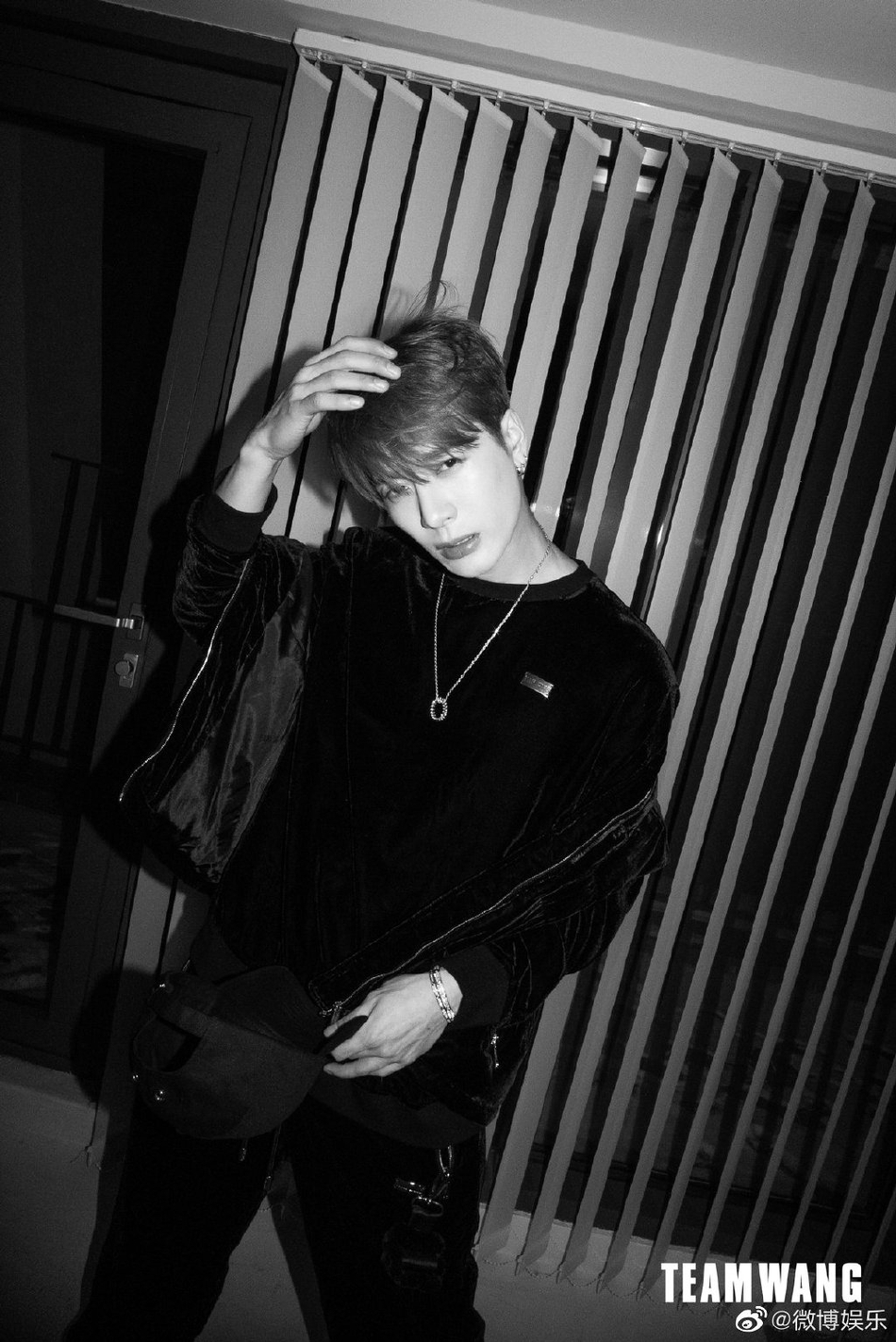 王嘉尔雪地黑白大片释出 一身黑丝绒套装时尚个性