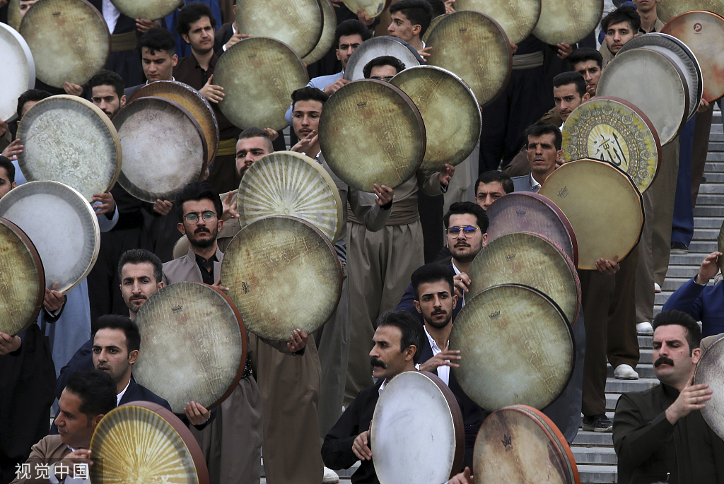 伊朗庆祝波斯新年 民众街头做美食,打手鼓