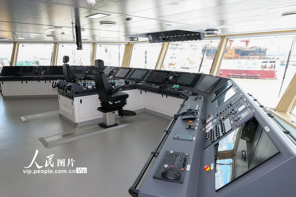 2025年7月23日，“未来”号深远海绿色智能技术试验船在江苏省无锡市江阴市完成命名交付。 “未来”号深远海绿色智能技术试验船是一座“移动的海上实验室”，总长110.8米，满载排水量7000吨，最大航速超15节，定员80人，续航力大于10000海里，在单次任务中能够持续航行至少60天，期间无需外部补给，具备无限航区全球航行能力。采用全电力推进系统、双桨双舵、艏/艉双侧推，配备全航速减摇鳍，具备DP-2动力定位能力。与传统科考船或试验船相比，其功能更多、用途更广，且在模块化、智能化方面实现了创新突破。 “未来”号是国内首艘深远海绿色智能技术试验船，交付后将主要用于执行绿色智能技术中试验证、深海装备水面支持保障和海洋科学综合调查服务等任务，旨在提升船海装备实海中试验证能力，打通从技术突破到产品市场应用的梗阻，推动装备自主创新和数字化转型，助力行业智能化升级和绿色化发展，构筑我国船舶工业和深海科技高质量发展的新支点。朱吉鹏摄（人民图片网）