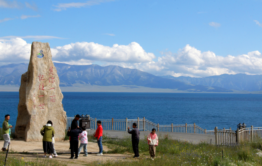 新疆:赛里木湖宛若蓝宝石镶嵌群山之间