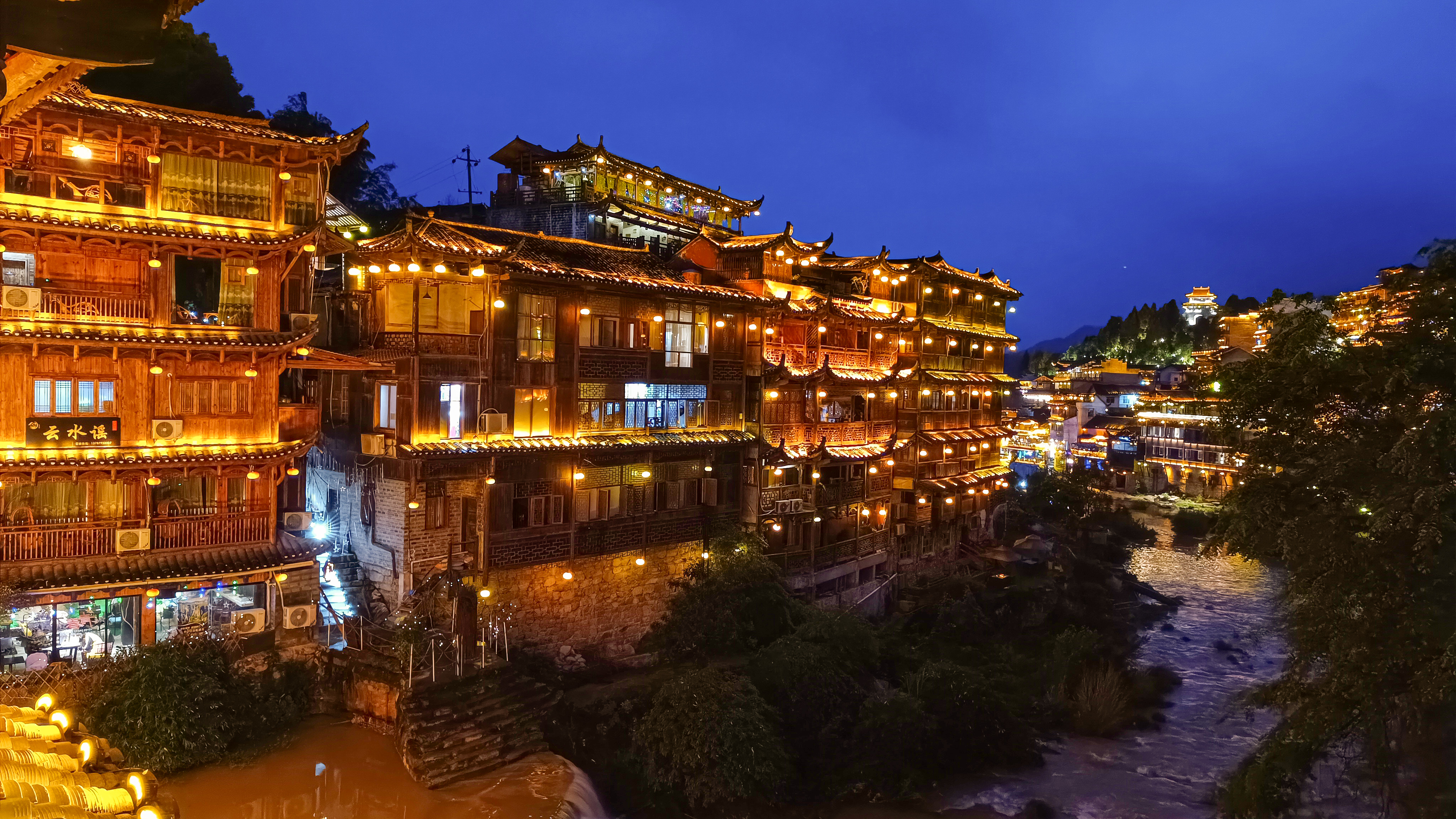 湖南千年古镇——芙蓉镇夜色迷人