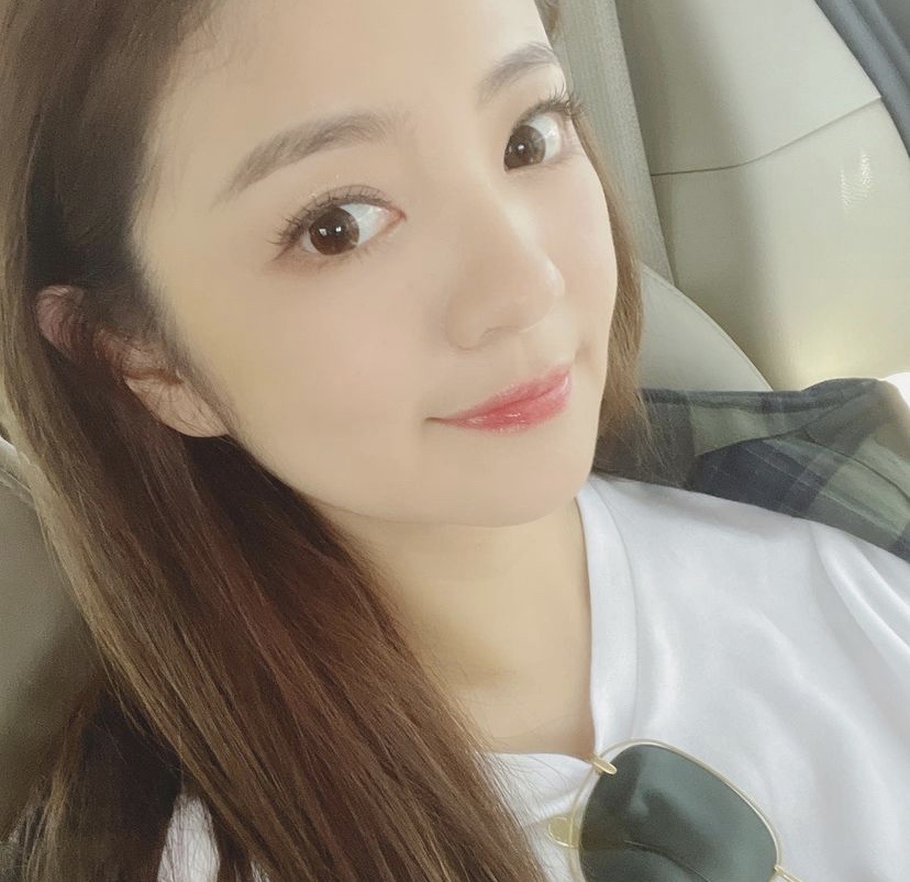 安以轩晒和老公合照庆祝结婚四周年比耶卖萌状态好