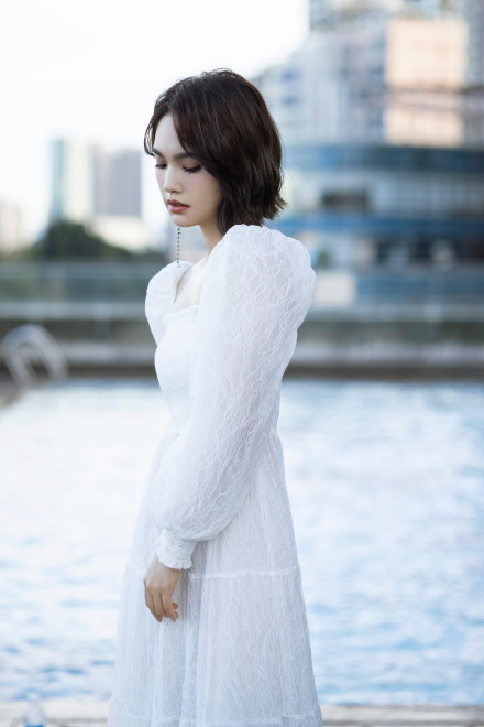 杨丞琳穿白色纱裙清新优雅 侧颜优越状态满分